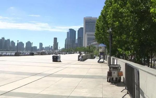 人机协同彻夜不停浴“雪”奋战历城城发同晟城服集团马年首场大雪“随下随清”(图1)